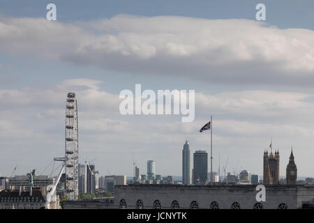 Themse, London, UK. 16. Juni 2017. UK-Wetter: Warmen, sonnigen Tag leichte Wolken über der Skyline von London. Panoramablick vom Canary Wharf im Osten, Tower bridge, The Shard, Southbank und Westminster im Westen Credit: WansfordPhoto/Alamy Live News Stockfoto