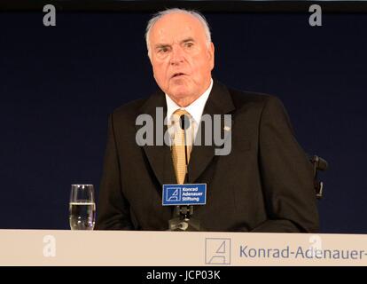 New York, USA. 16. Juni 2017. Datei Foto 27. September 2012 zeigt der ehemalige deutsche Bundeskanzler Helmut Kohl spricht bei einer Veranstaltung sein 30. Jahrestag der Machtübernahme in Berlin, Deutschland. Der ehemalige deutsche Bundeskanzler Helmut Kohl starb in seinem Haus in Deutschlands Ludwigshafen am 16. Juni 2017 im Alter von 87, nach deutschen lokalen Medien Focus Online. Bildnachweis: Ma Ning/Xinhua/Alamy Live-Nachrichten Stockfoto