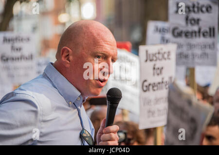 Westminster, London, UK. 16. Juni 2017. Matt Wrack, der Führer der Feuerwehr Union spricht - Anwohner, Politiker und Gewerkschaftsführer adressieren ein leidenschaftliches Publikum im Home Office - Demonstranten im Home Office zu sammeln und dann März zur Downing Street in Wut auf die Untätigkeit der Regierung über die Grenfell Turm-Katastrophe. Bildnachweis: Guy Bell/Alamy Live-Nachrichten Stockfoto