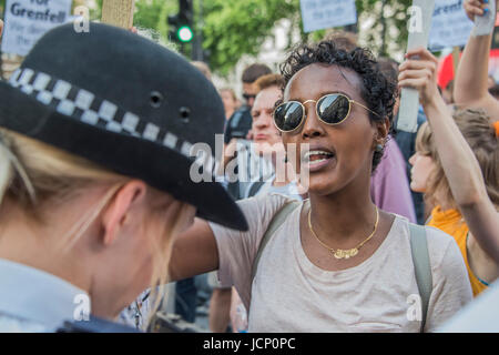 Westminster, London, UK. 16. Juni 2017. Leidenschaften Aufstieg weiter außerhalb Downing Street aber den Marsch bleibt friedlich - Demonstranten im Home Office zu sammeln und dann März zur Downing Street in Wut auf die Untätigkeit der Regierung über die Grenfell Turm-Katastrophe. Bildnachweis: Guy Bell/Alamy Live-Nachrichten Stockfoto