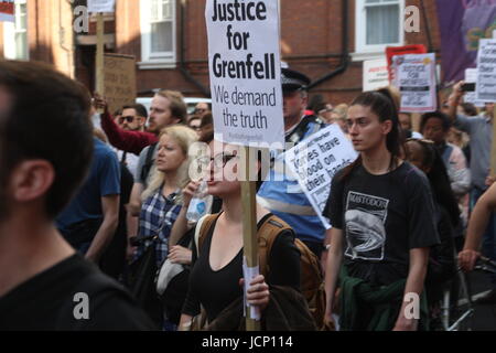 London, England. 16. Juni 2017. Prtesters versammeln sich vor das Haus Bürogebäude in Westminster und März auf 10 Downing Street, Residenz des Premierministers. Demonstranten forderten Gerechtigkeit für die Opfer des Feuers Hochhaus in Kensington, London zwei Nächte zuvor.  Roland Ravenhill / Alamy Live News Stockfoto