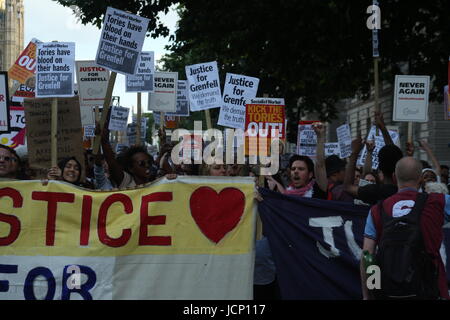 London, England. 16. Juni 2017. Prtesters versammeln sich vor das Haus Bürogebäude in Westminster und März auf 10 Downing Street, Residenz des Premierministers. Roland Ravenhill / Alamy Live News Stockfoto
