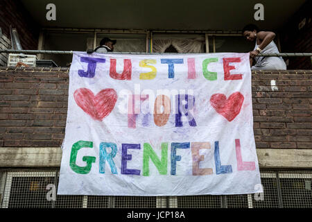 London, UK. 16. Juni 2017. 'Gerechtigkeit für Grenfell' Banner wird aus den benachbarten Wohnsiedlung Lancaster West gehängt. © Guy Corbishley/Alamy Live-Nachrichten Stockfoto