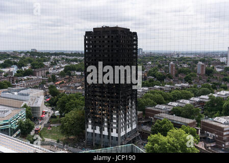 London, UK. 16. Juni 2017. Foto aufgenommen am 16. Juni 2017 zeigt eine Ansicht der Grenfell Turm nach dem Brand in London, Großbritannien. Der Londoner Metropolitan Police bestätigt Freitag, dass mindestens 30 Menschen in dieser Woche Feuer starben, durch einen Wohnblock Turm im Westen von London fegte. Obwohl die Polizei nicht auf die mögliche Zahl der Todesopfer spekulieren, sagen Quellen der lokalen Gemeinschaft mindestens 70 von Grenfell Turm noch vermisst, darunter ganze Familien. Bildnachweis: Ray Tang/Xinhua/Alamy Live-Nachrichten Stockfoto