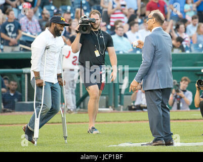 United States Capitol Police Officer David Bailey, der gestrige Anschlag in Virginia verwundet geht um ehemalige New York Yankee Manager Joe Torre vor dem 56. jährlichen Kongress Baseball Spiel für einen guten Zweck zu treffen wo spielen die Demokraten die Republikaner in einem Freundschaftsspiel der Baseball bei Nationals Park in Washington, DC auf Donnerstag, 15. Juni 2017. Bildnachweis: Ron Sachs/CNP/MediaPunch (Einschränkung: NO New York oder New Jersey Zeitungen oder Zeitschriften in einem Umkreis von 75 Meilen von New York City) Stockfoto