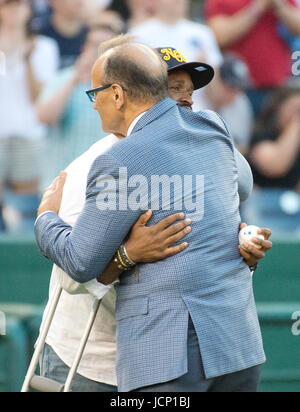 United States Capitol Police Officer David Bailey, der gestrige Anschlag in Virginia verwundet Umarmungen ehemaliges New York Yankee Manager Joe Torre vor dem 56. jährlichen Kongress Baseball Spiel für einen guten Zweck wo spielen die Demokraten die Republikaner in einem Freundschaftsspiel der Baseball bei Nationals Park in Washington, DC auf Donnerstag, 15. Juni 2017. Bildnachweis: Ron Sachs/CNP/MediaPunch (Einschränkung: NO New York oder New Jersey Zeitungen oder Zeitschriften in einem Umkreis von 75 Meilen von New York City) Stockfoto