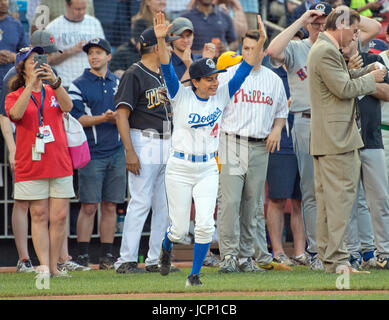 US-amerikanischer Jurist Nanette Barragan (Demokrat of California) ist vor dem 56. jährlichen Kongress Baseball Spiel für einen guten Zweck eingeführt, wo die Demokraten die Republikaner in einem Freundschaftsspiel der Baseball Nationals Park in Washington, DC auf Donnerstag, 15. Juni 2017 in spielen. Rep Barragan spielt zweite Base. Bildnachweis: Ron Sachs/CNP/MediaPunch (Einschränkung: NO New York oder New Jersey Zeitungen oder Zeitschriften in einem Umkreis von 75 Meilen von New York City) Stockfoto