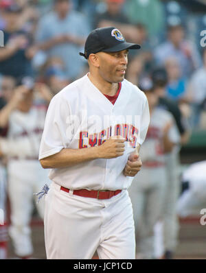 US-amerikanischer Jurist Hakeem Jeffries (Demokrat aus New York) wird vor dem 56. jährlichen Kongress Baseball Spiel für einen guten Zweck eingeführt, wo die Demokraten die Republikaner in einem Freundschaftsspiel der Baseball auf Nationals Park in Washington, DC Donnerstag, 15. Juni 2017 spielen. Rep Jeffries spielt in dem Infield. Bildnachweis: Ron Sachs/CNP/MediaPunch (Einschränkung: NO New York oder New Jersey Zeitungen oder Zeitschriften in einem Umkreis von 75 Meilen von New York City) Stockfoto