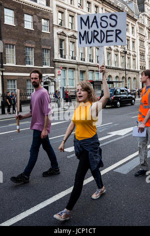 London, UK, 16. Juni 2017. Gerechtigkeit für Grenfell Protest vor Downing Street. Demonstranten fordern eine vollständige Investivation in der Katastrophe von Grenfell Turm. Foto: Bettina Strenske/Alamy Live-Nachrichten Stockfoto