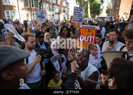 London, UK. 16. Juni 2017. Mitglieder der Community von North Kensington protestieren außerhalb Kensington Town Hall zu fordern, dass die Verantwortlichen für das Feuer am Grenfell Turm zur Rechenschaft gezogen werden. Bildnachweis: Mark Kerrison/Alamy Live-Nachrichten Stockfoto