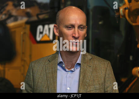 (170616)--CHICAGO, 16. Juni 2017 (Xinhua)--Caterpillar Group President Construction Industries Bob De Lange ist bei Caterpillar in Peoria, Illinois, USA, am 25. Mai 2017 mit Xinhua interviewt. "Wir freuen uns sagte auf eine lange und erfolgreiche Zukunft in China," Caterpillar Group President Construction Industries Bob De Lange in einem exklusiven Interview mit Xinhua. Caterpillar hat ein langfristiges Engagement in China gemacht. Es hat jetzt mehr als 10.000 Mitarbeitern in China, und Caterpillar-Händler in China eine andere mehr als 5.000 Mitarbeitern. Die US-Fertigung-Riese Stockfoto