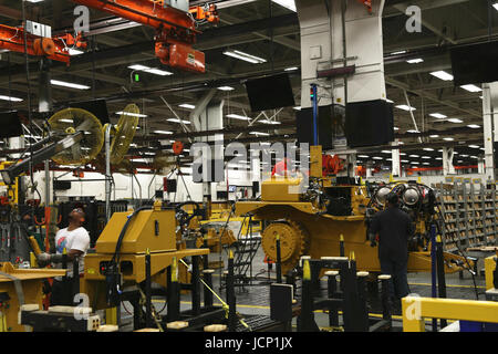 (170616)--CHICAGO, 16. Juni 2017 (Xinhua)--Arbeiter montieren große Baufahrzeuge bei Caterpillar in Peoria, Illinois, USA, am 24. Mai 2017. "Wir freuen uns sagte auf eine lange und erfolgreiche Zukunft in China," Caterpillar Group President Construction Industries Bob De Lange in einem exklusiven Interview mit Xinhua. Caterpillar hat ein langfristiges Engagement in China gemacht. Es hat jetzt mehr als 10.000 Mitarbeitern in China, und Caterpillar-Händler in China eine andere mehr als 5.000 Mitarbeitern. Die US-Fertigung-Riese hat bisher 28 Produktionsstätten in eröffnet. Stockfoto