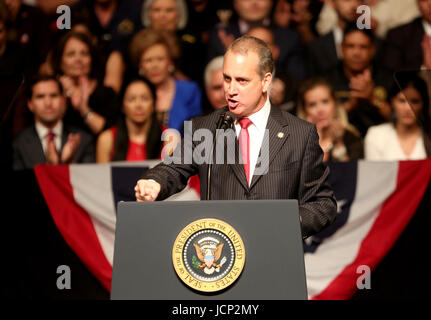 Miami, FL, USA. 16. Juni 2017. Kongressabgeordnete Mario Diaz Balart sprach bevor Präsident Donald Trump die Änderungen vorgestellt, die er, um die Obama-Ära Politik gegenüber Kuba unternimmt. Mike Stocker, South Florida Sun-Sentinel Credit: Sun-Sentinel/ZUMA Draht/Alamy Live-Nachrichten Stockfoto