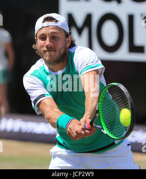 Stuttgart, Deutschland. 16. Juni 2017. Frankreichs Lucas Pouille kehrt den Ball während einer Viertelfinal-Match von Mercedes Cup Tennisturnier gegen Deutschlands Philipp Kohlschreiber in Stuttgart, Deutschland, am 16. Juni 2017. Lucas Pouille gewann 2: 1. Bildnachweis: Philippe Ruiz/Xinhua/Alamy Live-Nachrichten Stockfoto