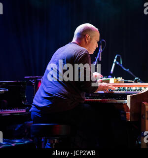 Auktyon mit John Medesky. Die live Show in New York City (Le) Poisson Rouge, 15. Juni 2017. Auktyon ist der berühmte russische underground Jazz-Punk-Rock-Band führt durch Leonid Fedorov, Bundesgebiet das berühmteste Mitglied der Band, Oleg Garkusha und Vladimir Volkov. John Medesky - die berühmte jazz-Pianist aus Texas, USA. Stockfoto