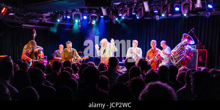 Auktyon mit John Medesky. Die live Show in New York City (Le) Poisson Rouge, 15. Juni 2017. Auktyon ist der berühmte russische underground Jazz-Punk-Rock-Band führt durch Leonid Fedorov, Bundesgebiet das berühmteste Mitglied der Band, Oleg Garkusha und Vladimir Volkov. John Medesky - die berühmte jazz-Pianist aus Texas, USA. Stockfoto