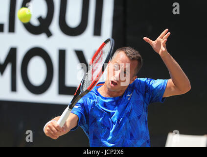 Stuttgart, Deutschland. 16. Juni 2017. Deutschlands Philipp Kohlschreiber kehrt den Ball während einer Viertelfinal-Match von Mercedes Cup Tennisturnier gegen Frankreichs Lucas Pouille in Stuttgart, Deutschland, am 16. Juni 2017. Philipp Kohlschreiber verlor 1: 2. Bildnachweis: Philippe Ruiz/Xinhua/Alamy Live-Nachrichten Stockfoto