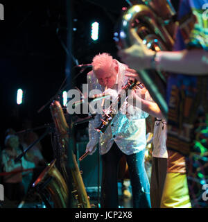 Auktyon mit John Medesky. Die live Show in New York City (Le) Poisson Rouge, 15. Juni 2017. Auktyon ist der berühmte russische underground Jazz-Punk-Rock-Band führt durch Leonid Fedorov, Bundesgebiet das berühmteste Mitglied der Band, Oleg Garkusha und Vladimir Volkov. John Medesky - die berühmte jazz-Pianist aus Texas, USA. Stockfoto