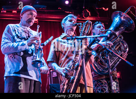 Auktyon mit John Medesky. Die live Show in New York City (Le) Poisson Rouge, 15. Juni 2017. Auktyon ist der berühmte russische underground Jazz-Punk-Rock-Band führt durch Leonid Fedorov, Bundesgebiet das berühmteste Mitglied der Band, Oleg Garkusha und Vladimir Volkov. John Medesky - die berühmte jazz-Pianist aus Texas, USA. Stockfoto