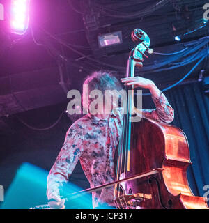 Auktyon mit John Medesky. Die live Show in New York City (Le) Poisson Rouge, 15. Juni 2017. Auktyon ist der berühmte russische underground Jazz-Punk-Rock-Band führt durch Leonid Fedorov, Bundesgebiet das berühmteste Mitglied der Band, Oleg Garkusha und Vladimir Volkov. John Medesky - die berühmte jazz-Pianist aus Texas, USA. Stockfoto