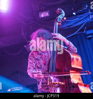 Auktyon mit John Medesky. Die live Show in New York City (Le) Poisson Rouge, 15. Juni 2017. Auktyon ist der berühmte russische underground Jazz-Punk-Rock-Band führt durch Leonid Fedorov, Bundesgebiet das berühmteste Mitglied der Band, Oleg Garkusha und Vladimir Volkov. John Medesky - die berühmte jazz-Pianist aus Texas, USA. Stockfoto