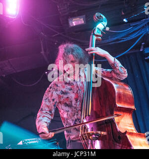 Auktyon mit John Medesky. Die live Show in New York City (Le) Poisson Rouge, 15. Juni 2017. Auktyon ist der berühmte russische underground Jazz-Punk-Rock-Band führt durch Leonid Fedorov, Bundesgebiet das berühmteste Mitglied der Band, Oleg Garkusha und Vladimir Volkov. John Medesky - die berühmte jazz-Pianist aus Texas, USA. Stockfoto