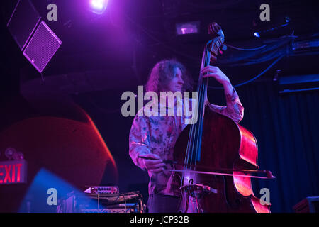 Auktyon mit John Medesky. Die live Show in New York City (Le) Poisson Rouge, 15. Juni 2017. Auktyon ist der berühmte russische underground Jazz-Punk-Rock-Band führt durch Leonid Fedorov, Bundesgebiet das berühmteste Mitglied der Band, Oleg Garkusha und Vladimir Volkov. John Medesky - die berühmte jazz-Pianist aus Texas, USA. Stockfoto