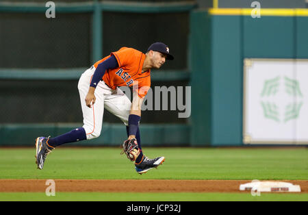 Houston, TX, USA. 16. Juni 2017. Houston Astros Shortstop Carlos Correa (1) fängt einen Ball im fünften Inning während des MLB-Spiels zwischen den Boston Red Sox und die Houston Astros im Minute Maid Park in Houston, Texas. John Glaser/CSM/Alamy Live-Nachrichten Stockfoto