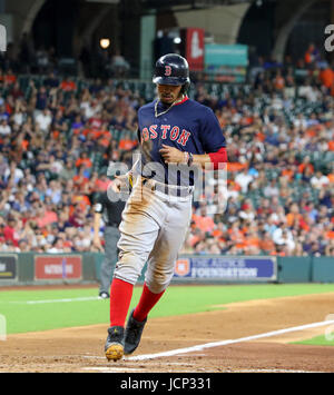 Houston, TX, USA. 16. Juni 2017. Boston Red Sox Recht Fielder Mookie Betts (50) punktet im fünften Inning während des MLB-Spiels zwischen den Boston Red Sox und die Houston Astros im Minute Maid Park in Houston, Texas. John Glaser/CSM/Alamy Live-Nachrichten Stockfoto
