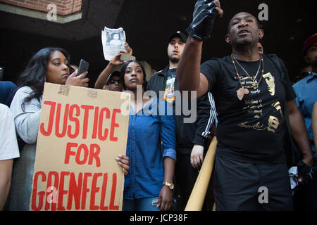 London, UK. 16. Juni 2017. Versammeln sich um Gerechtigkeit zu fordern für die betroffenen durch das Feuer, das Grenfell Tower, einem Turm Wohngebäude in West London am 14. Juni ausgenommen außerhalb Kensington Town Hall. Bildnachweis: Thabo Jaiyesimi/Alamy Live-Nachrichten Stockfoto