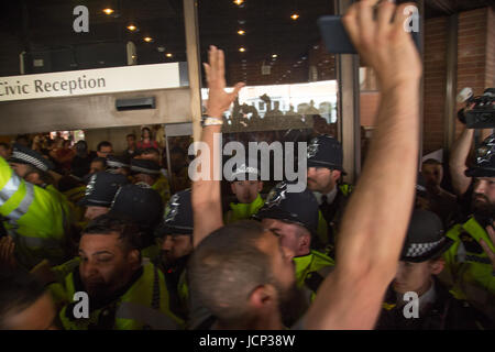 London, UK. 16. Juni 2017. Demonstranten protestieren, Seite Kensington Town Hall in London, wurden 30 Menschen bestätigt tot und Dutzende noch fehlt, nachdem die 24 Etagen Wohn Grenfell Hochhaus im Latimer Road in Flammen verschlungen wurde. Bildnachweis: Thabo Jaiyesimi/Alamy Live-Nachrichten Stockfoto