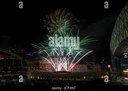 Houston, TX, USA. 16. Juni 2017. Eine Gesamtansicht der Nachberichte Feuerwerk zum Abschluss der MLB-Spiel zwischen den Boston Red Sox und die Houston Astros im Minute Maid Park in Houston, Texas. John Glaser/CSM/Alamy Live-Nachrichten Stockfoto