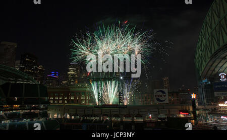 Houston, TX, USA. 16. Juni 2017. Eine Gesamtansicht der Nachberichte Feuerwerk zum Abschluss der MLB-Spiel zwischen den Boston Red Sox und die Houston Astros im Minute Maid Park in Houston, Texas. John Glaser/CSM/Alamy Live-Nachrichten Stockfoto