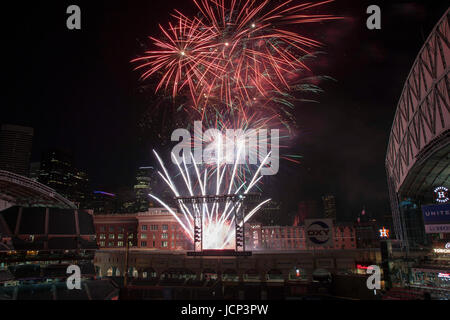 Houston, TX, USA. 16. Juni 2017. Eine Gesamtansicht der Nachberichte Feuerwerk zum Abschluss der MLB-Spiel zwischen den Boston Red Sox und die Houston Astros im Minute Maid Park in Houston, Texas. John Glaser/CSM/Alamy Live-Nachrichten Stockfoto