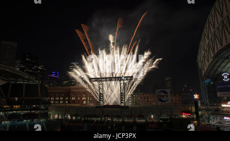 Houston, TX, USA. 16. Juni 2017. Eine Gesamtansicht der Nachberichte Feuerwerk zum Abschluss der MLB-Spiel zwischen den Boston Red Sox und die Houston Astros im Minute Maid Park in Houston, Texas. John Glaser/CSM/Alamy Live-Nachrichten Stockfoto