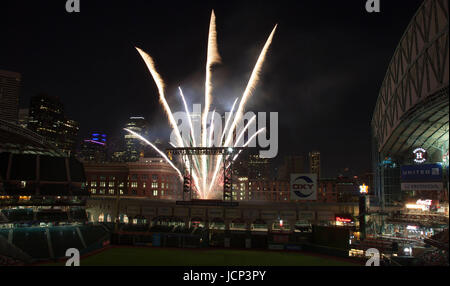 Houston, TX, USA. 16. Juni 2017. Eine Gesamtansicht der Nachberichte Feuerwerk zum Abschluss der MLB-Spiel zwischen den Boston Red Sox und die Houston Astros im Minute Maid Park in Houston, Texas. John Glaser/CSM/Alamy Live-Nachrichten Stockfoto