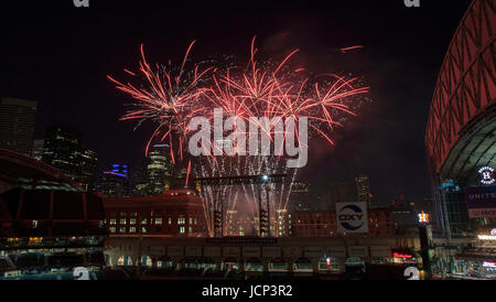 Houston, TX, USA. 16. Juni 2017. Eine Gesamtansicht der Nachberichte Feuerwerk zum Abschluss der MLB-Spiel zwischen den Boston Red Sox und die Houston Astros im Minute Maid Park in Houston, Texas. John Glaser/CSM/Alamy Live-Nachrichten Stockfoto