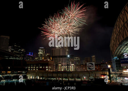 Houston, TX, USA. 16. Juni 2017. Eine Gesamtansicht der Nachberichte Feuerwerk zum Abschluss der MLB-Spiel zwischen den Boston Red Sox und die Houston Astros im Minute Maid Park in Houston, Texas. John Glaser/CSM/Alamy Live-Nachrichten Stockfoto