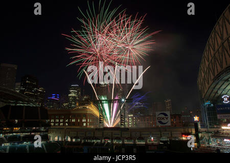 Houston, TX, USA. 16. Juni 2017. Eine Gesamtansicht der Nachberichte Feuerwerk zum Abschluss der MLB-Spiel zwischen den Boston Red Sox und die Houston Astros im Minute Maid Park in Houston, Texas. John Glaser/CSM/Alamy Live-Nachrichten Stockfoto