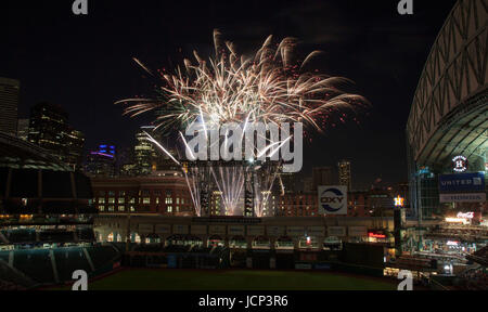 Houston, TX, USA. 16. Juni 2017. Eine Gesamtansicht der Nachberichte Feuerwerk zum Abschluss der MLB-Spiel zwischen den Boston Red Sox und die Houston Astros im Minute Maid Park in Houston, Texas. John Glaser/CSM/Alamy Live-Nachrichten Stockfoto