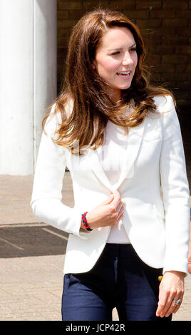 London, UK. 16. Juni 2017. Prinzessin Kate, die Herzogin von Cambridge in den Docklands Segeln und Wassersport-Zentrum in London am 16. Juni 2017, 1851 Vertrauen, die Land Rover BAR Roadshow Foto zu besuchen: Albert Nieboer/Niederlande OUT / Point de Vue - NO-Draht-SERVICE - Foto: Albert Nieboer/RoyalPress/Dpa/Alamy Live News Stockfoto