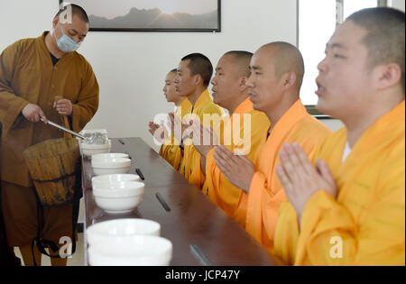 Hefei, China Anhui Provinz. 15. Juni 2017. Mönche singen Sutren vor dem Mittagessen am Mount Jiuhua Buddha College in der ostchinesischen Provinz Anhui, 15. Juni 2017. Mount Jiuhua Buddha College wurde im Jahr 1990 gegründet. Bildnachweis: Guo Chen/Xinhua/Alamy Live-Nachrichten Stockfoto