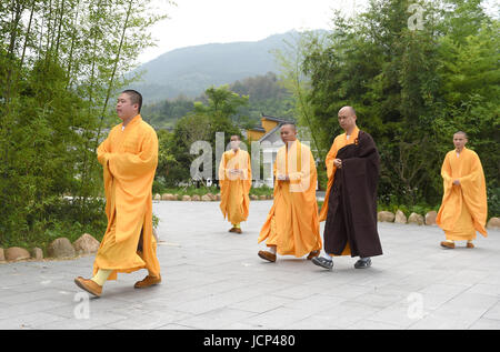 Hefei, China Anhui Provinz. 15. Juni 2017. Mönche gehen zu Speisesaal, ihr Mittagessen am Mount Jiuhua Buddha College in der ostchinesischen Provinz Anhui, 15. Juni 2017 zu haben. Mount Jiuhua Buddha College wurde im Jahr 1990 gegründet. Bildnachweis: Guo Chen/Xinhua/Alamy Live-Nachrichten Stockfoto