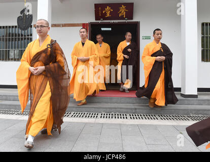 Hefei, China Anhui Provinz. 15. Juni 2017. Mönche gehen aus Speisesaal am Mount Jiuhua Buddha College in der ostchinesischen Provinz Anhui, 15. Juni 2017. Mount Jiuhua Buddha College wurde im Jahr 1990 gegründet. Bildnachweis: Guo Chen/Xinhua/Alamy Live-Nachrichten Stockfoto