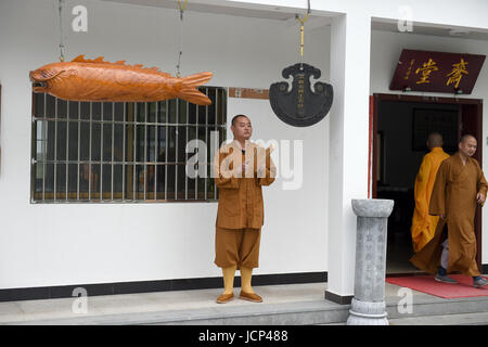 Hefei, China Anhui Provinz. 15. Juni 2017. Ein Mönch ruft seine Mitschüler zum Mittagessen am Mount Jiuhua Buddha College in der ostchinesischen Provinz Anhui, 15. Juni 2017. Mount Jiuhua Buddha College wurde im Jahr 1990 gegründet. Bildnachweis: Guo Chen/Xinhua/Alamy Live-Nachrichten Stockfoto