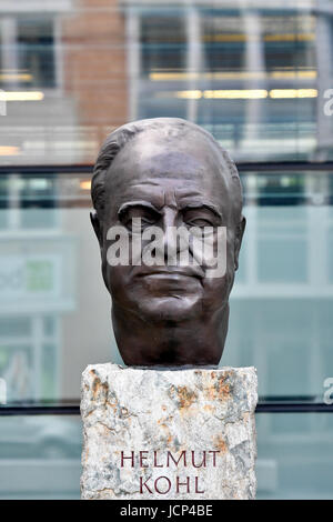 Berlin, Deutschland. 16. Juni 2017. Die Bronzebüste des ehemaligen Bundeskanzlers Helmut Kohl vor dem Axel-Springer-Haus in Berlin, Deutschland, 16. Juni 2017 gesehen. Die Büste ist Bestandteil der "Vaeter der Einheit" (lit.) Väter der Einheit) Denkmal des französischen Bildhauers Serge Mangin. Helmut Kohl starb im Alter von 87 Jahren am 16. Juni 2017. Foto: Paul Zinken/Dpa/Alamy Live News Stockfoto