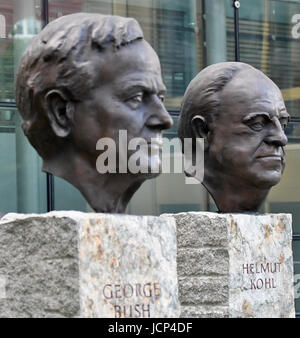 Berlin, Deutschland. 16. Juni 2017. Die Bronzebüsten von ehemaligen US-Präsidenten George Bush (L-R) und der ehemalige deutsche Bundeskanzler Helmut Kohl vor dem Axel-Springer-Haus in Berlin, Deutschland, 16. Juni 2017 gesehen. Die Büsten sind Bestandteil der "Vaeter der Einheit" (lit.) Väter der Einheit) Denkmal des französischen Bildhauers Serge Mangin. Helmut Kohl starb im Alter von 87 Jahren am 16. Juni 2017. Foto: Paul Zinken/Dpa/Alamy Live News Stockfoto