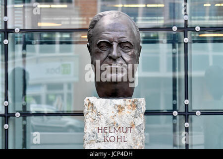 Berlin, Deutschland. 16. Juni 2017. Die Bronzebüste des ehemaligen Bundeskanzlers Helmut Kohl vor dem Axel-Springer-Haus in Berlin, Deutschland, 16. Juni 2017 gesehen. Die Büste ist Bestandteil der "Vaeter der Einheit" (lit.) Väter der Einheit) Denkmal des französischen Bildhauers Serge Mangin. Helmut Kohl starb im Alter von 87 Jahren am 16. Juni 2017. Foto: Paul Zinken/Dpa/Alamy Live News Stockfoto