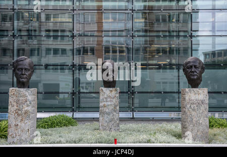 Berlin, Deutschland. 16. Juni 2017. Die Bronzebüsten von ehemaligen US-Präsidenten George Bush (L-R), Mikhail Gorbachev, letzte Präsident der Sowjetunion, und der ehemalige deutsche Bundeskanzler Helmut Kohl vor dem Axel-Springer-Haus in Berlin, Deutschland, 16. Juni 2017 gesehen. Die Büsten sind Bestandteil der "Vaeter der Einheit" (lit.) Väter der Einheit) Denkmal des französischen Bildhauers Serge Mangin. Helmut Kohl starb im Alter von 87 Jahren am 16. Juni 2017. Foto: Paul Zinken/Dpa/Alamy Live News Stockfoto