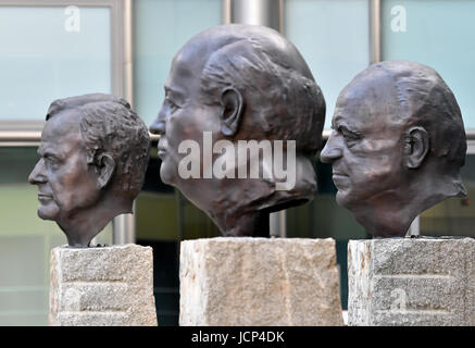 Berlin, Deutschland. 16. Juni 2017. Die Bronzebüsten von ehemaligen US-Präsidenten George Bush (L-R), Mikhail Gorbachev, letzte Präsident der Sowjetunion, und der ehemalige deutsche Bundeskanzler Helmut Kohl vor dem Axel-Springer-Haus in Berlin, Deutschland, 16. Juni 2017 gesehen. Die Büsten sind Bestandteil der "Vaeter der Einheit" (lit.) Väter der Einheit) Denkmal des französischen Bildhauers Serge Mangin. Helmut Kohl starb im Alter von 87 Jahren am 16. Juni 2017. Foto: Paul Zinken/Dpa/Alamy Live News Stockfoto